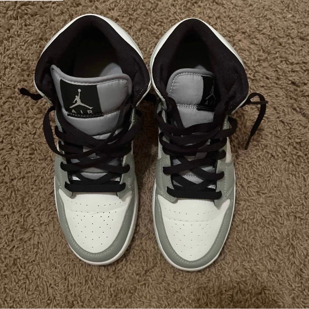 Gs Jordan 1 mid light smoke grey